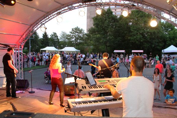 festivalbuehne runddach1