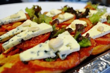 grilltomate-gorgonzola-crostini