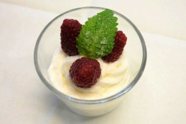 weisse-mousse-himbeeren