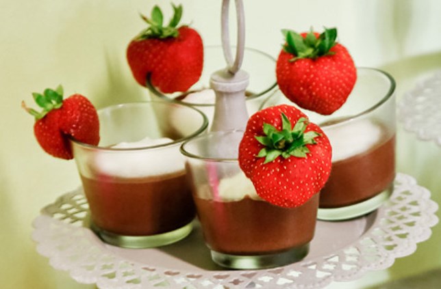 Süßes Fingerfood: Mousse au Chocolat mit Erdbeeren